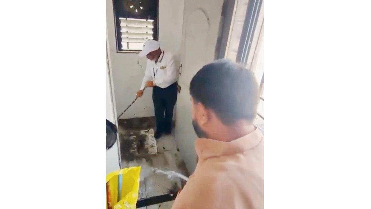 ગઈ કાલે નાંદેડની સરકારી હૉસ્પિટલના ડીન પાસે શિવસેનાના સંસદસભ્યએ ટૉઇલેટ સાફ કરાવ્યું હતું.