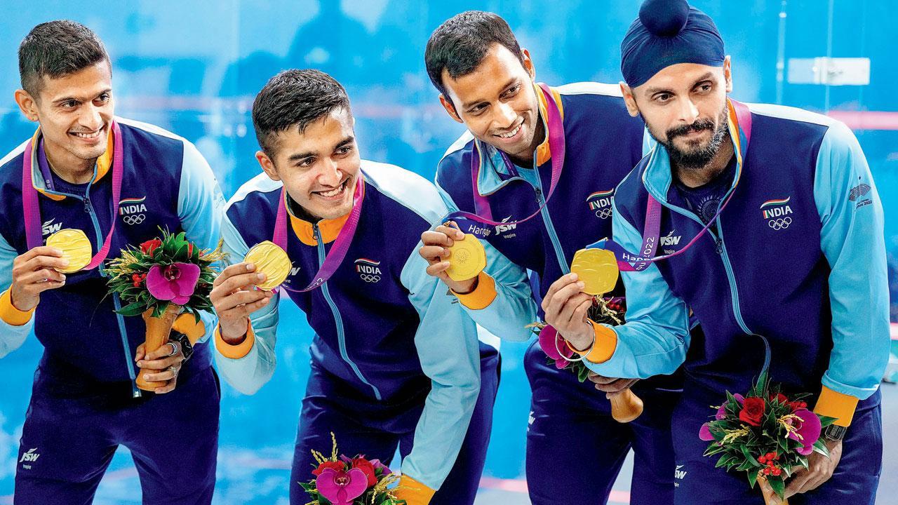 ગોલ્ડ મેડલ દેખાડતા ભારતીય સ્ક્વૉશ ટીમના ખેલાડીઓ સૌરવ ઘોસાળ, અભય સિંહ, મહેશ માનગાંવકર અને હરિન્દર પાલ સંધુ. 