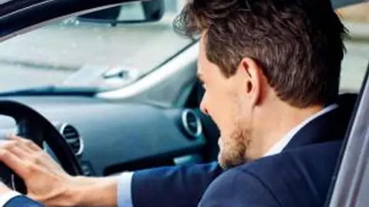 કાર ડ્રાઇવિંગની પ્રતીકાત્મક તસવીર