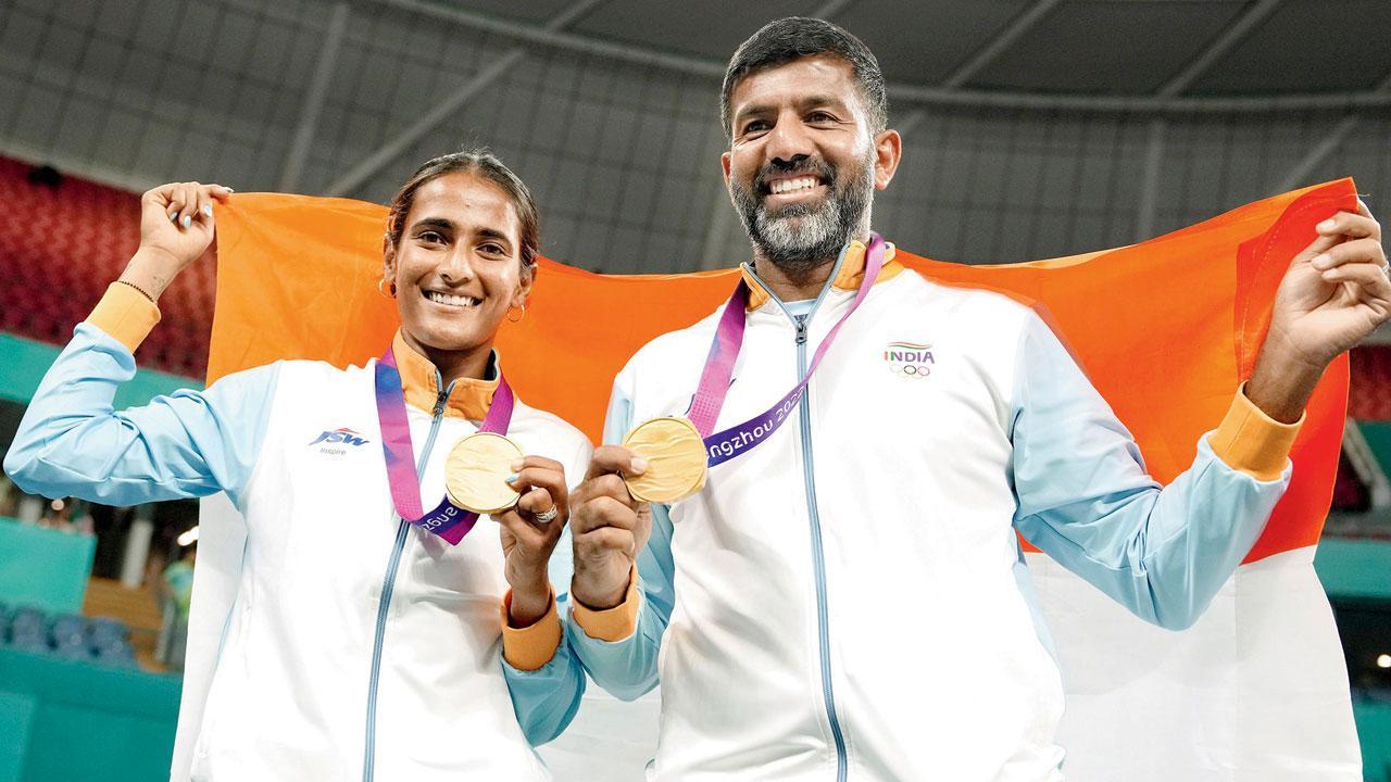 ગોલ્ડ મેડલ સાથે રુતુજા ભોસલે અને રોહન બોપન્ના. (પી.ટી.આઇ.)