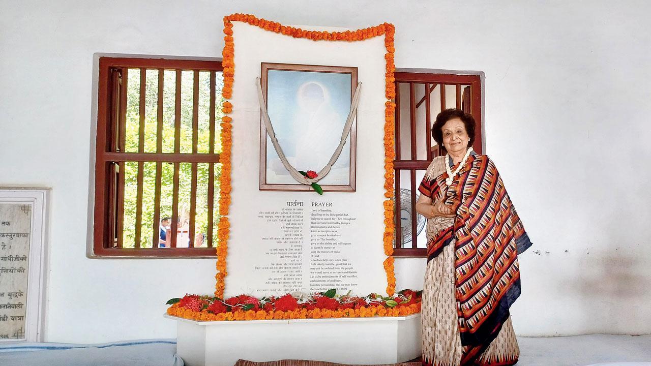 મુંબઈના મણિભવન ગાંધી સંગ્રહાલયનાં પ્રમુખ ઉષા ઠક્કર ગઈ કાલે અમદાવાદમાં સાબરમતી આશ્રમમાં અતિથિ વિશેષપદે ઉપસ્થિત રહ્યાં હતાં (તસવીર : જનક પટેલ)