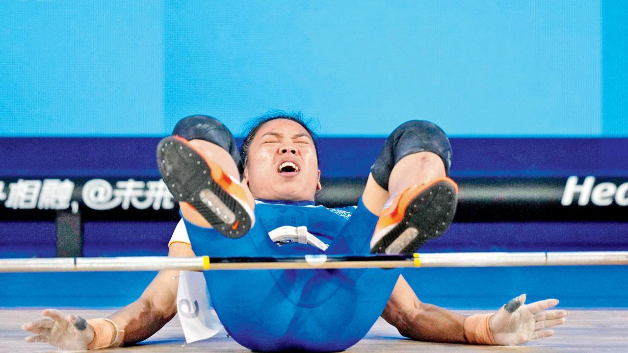 વેઇટ લિફ્ટિંગની સ્પર્ધા દરમ્યાન મીરાબાઈ ચાનું.  (પી.ટી.આઇ.)