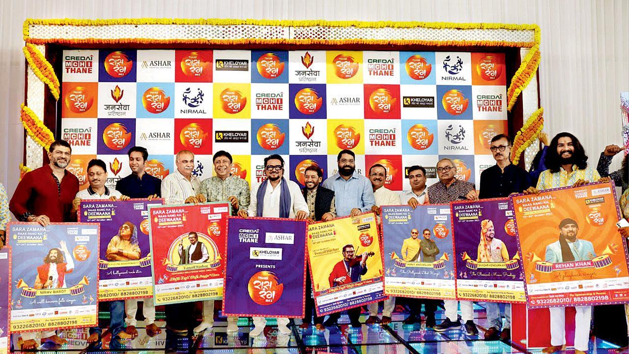 ડાબેથી ફૈયાઝ વીરાણી, સંદીપ મહેશ્વરી, ગૌરવ શર્મા, ભાવેશ ગાંધી, જિતેન્દ્ર મહેતા, ઇસ્માઇલ દરબાર, હનીફભાઈ, શ્રી વિકાસ રેપાલેજી, મનીષ ખંડેલવાલ, આનંદ ઠક્કર, હરેશ અવલાણી, મહેશ મકવાણા, નીરવ બારોટ પર્ફોર્મન્સનાં પોસ્ટરોના લૉન્ચિંગ સાથે રાસ રંગ ૨૦૨૩ને અનાઉન્સ કરે છે.