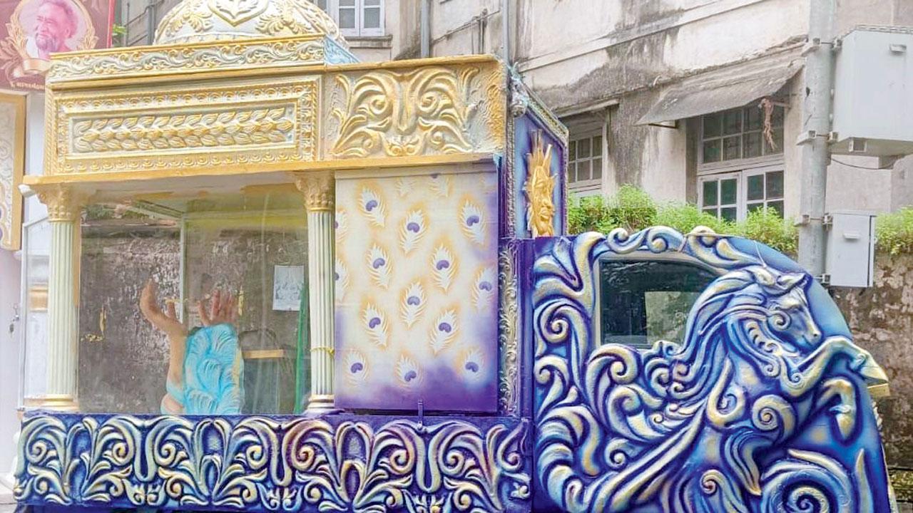 આજથી આ રથમાં પ્રભુ પાર્શ્વનાથની મૂર્તિની મહાયાત્રા શરૂ થશે. 