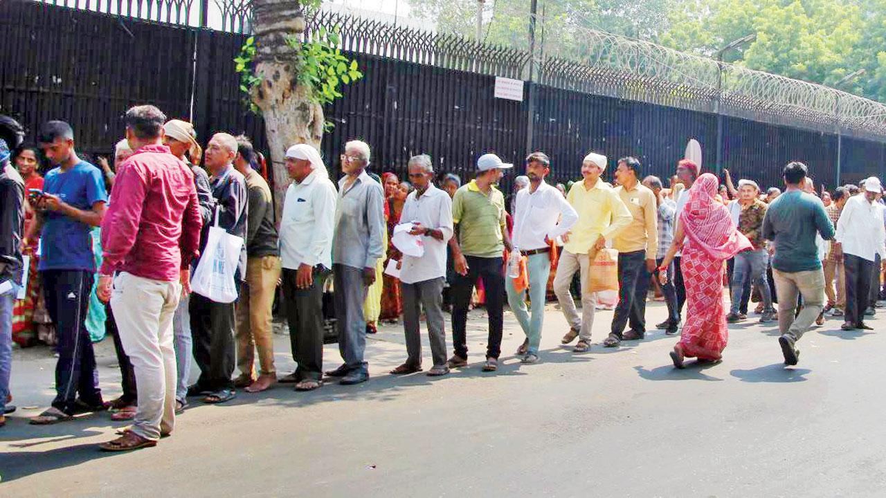 અમદાવાદમાં આવેલી આરબીઆઇની કચેરીની બહાર ૨,૦૦૦ રૂપિયાની ચલણી નોટ બદલાવવા આવેલા લોકો