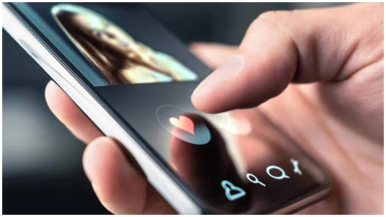 ડેટિંગ એપ પર ચેટિંગની પ્રતીકાત્મક તસવીર