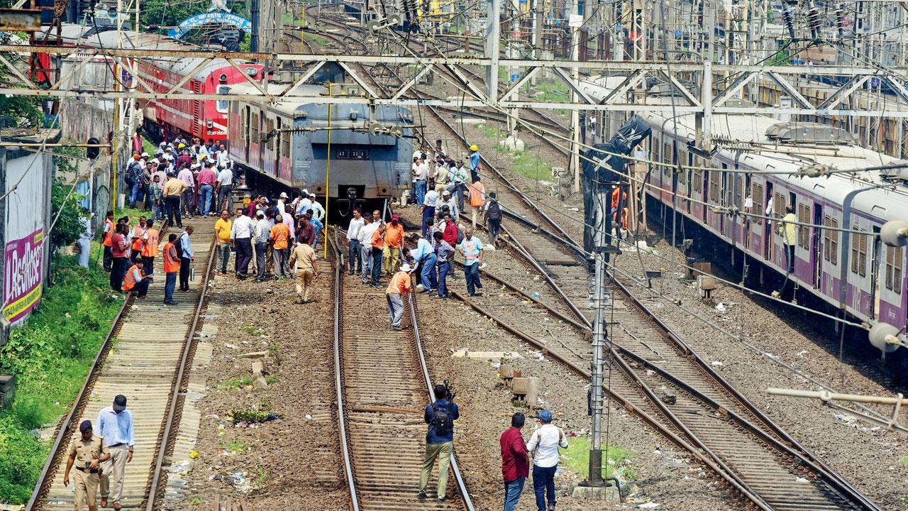 મુંબઈ સેન્ટ્રલ પર ટ્રેનનો ડબ્બો પાટા પરથી ઊતરતાં ટ્રેનોની અવરજવર પર અસર થવાથી પ્લૅટફૉર્મ પર પ્રવાસીઓની ભારે ભીડ જોવા મળી હતી (તસવીર : શાદાબ ખાન)