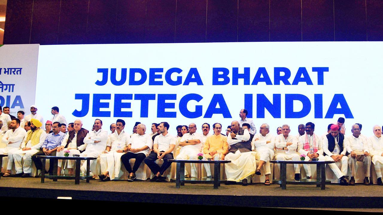 ગઈ કાલે ‘ઇન્ડિયા’ની પ્રેસ-કૉન્ફરન્સમાં મમતા બૅનરજી સિવાય તમામ નેતાઓ હાજર રહેતાં જાતજાતના તર્કવિતર્ક થવા લાગ્યા હતા, પરંતુ ફ્લાઇટ હોવાથી તેઓ જતાં રહ્યાં હોવાની સ્પષ્ટતા કરવામાં આવી હતી.  પ્રદીપ ધિવાર