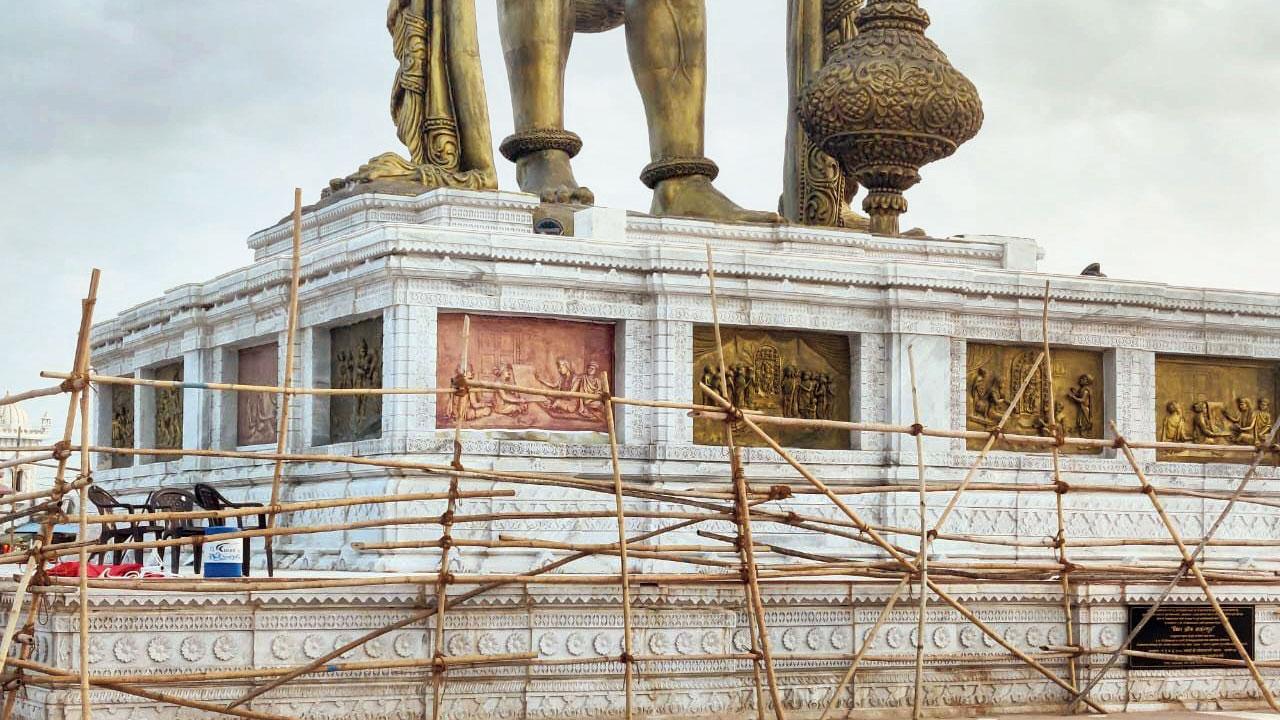 સાળંગપુરમાં હનુમાનદાદાની વિરાટ પ્રતિમા નીચેથી વિવાદાસ્પદ ભીંતચિત્રો હટાવીને એના સ્થાને બીજાં ચિત્રો લગાડાયાં હતાં.