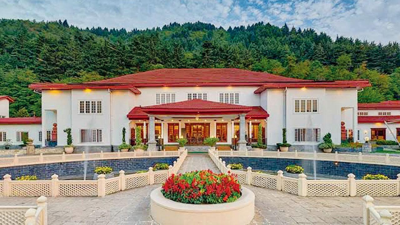 ચોગાનના મધ્ય ભાગમાંથી દેખાતો હોટેલનો ભવ્ય નઝારો