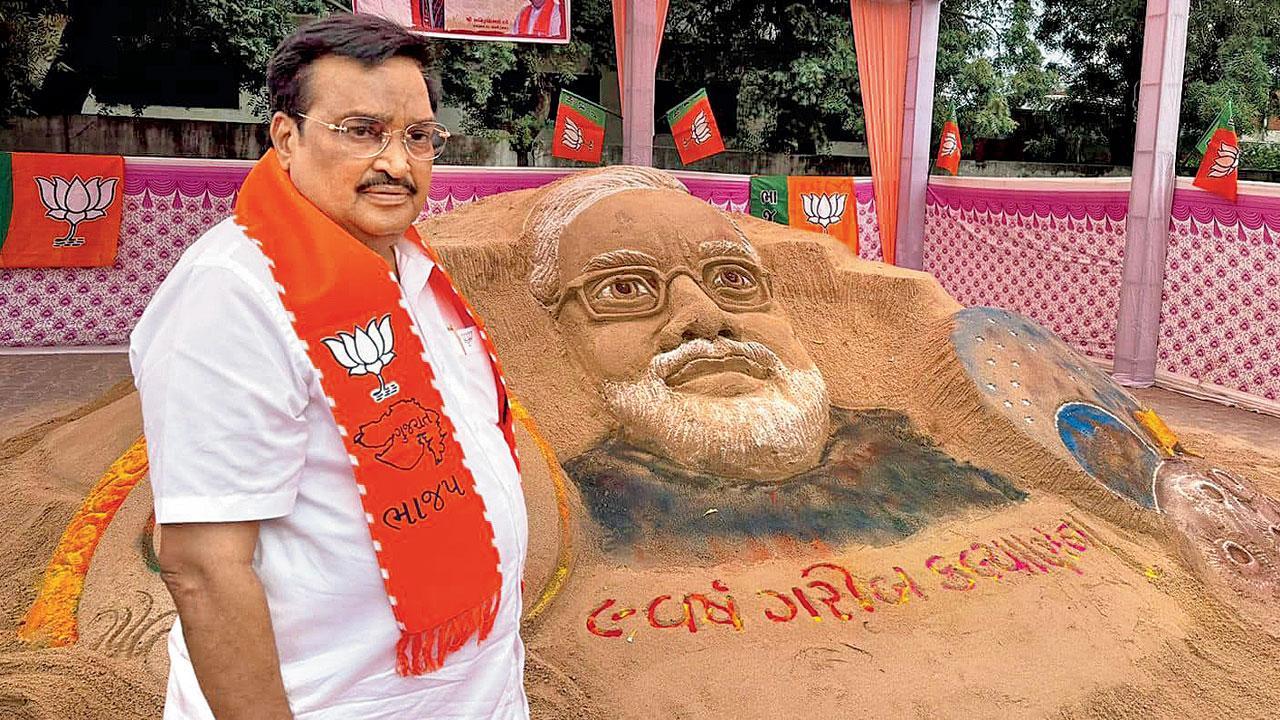 કચ્છના કલાકારોએ ગાંધીનગરમાં રેતીમાંથી બનાવ્યું મોદીનું શિલ્પ 