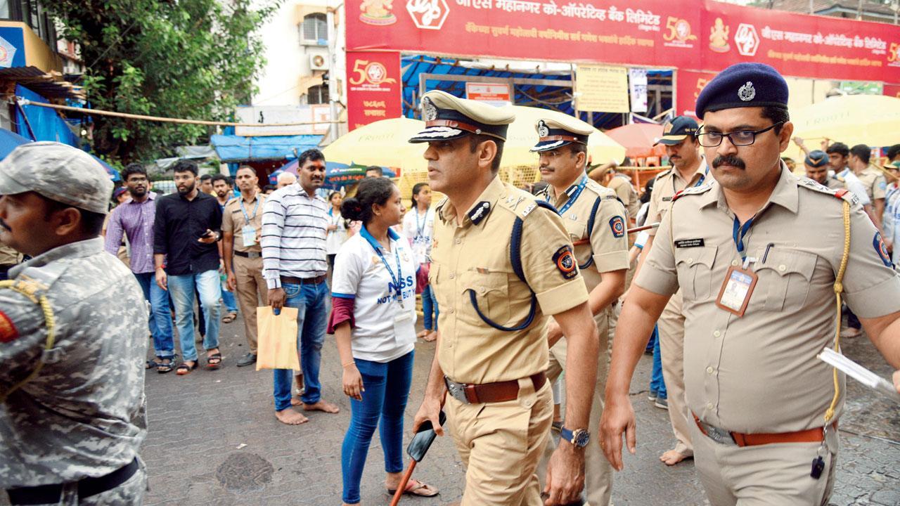 લાલબાગચા રાજાના પંડાલમાં નાસભાગ થઈ હોવાથી ભક્તોના હાલ ખરાબ થયા હતા.  સતેજ શિંદ