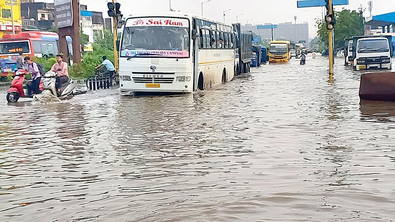 સુરતમાં પડેલા વરસાદથી પાણી ભરાઈ ગયાં હતાં.  પ્રદીપ ગોહિલ