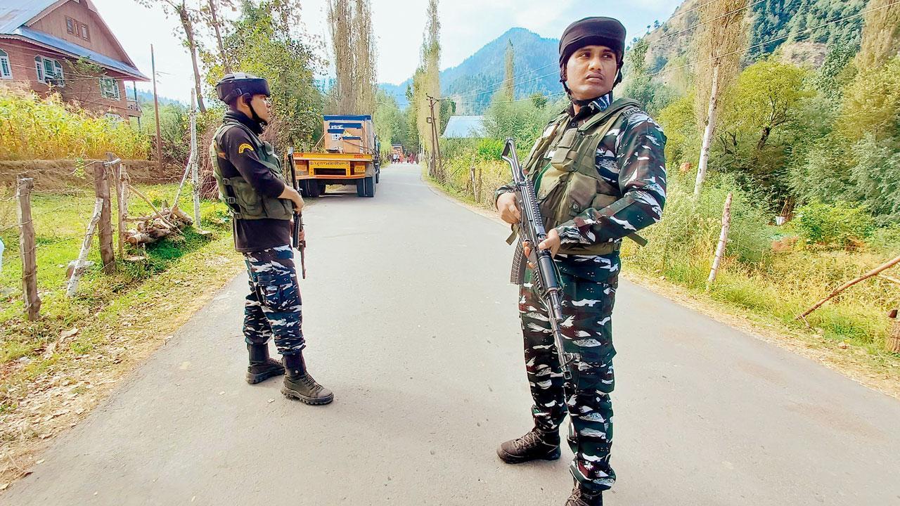 અનંતનાગ જિલ્લામાં ગઈ કાલે કોકેરનાગ એરિયામાં આતંકવાદીઓ સાથેની અથડામણના સ્થળે તહેનાત સુરક્ષા દળના જવાનો (તસવીર : પી.ટી.આઇ.)
