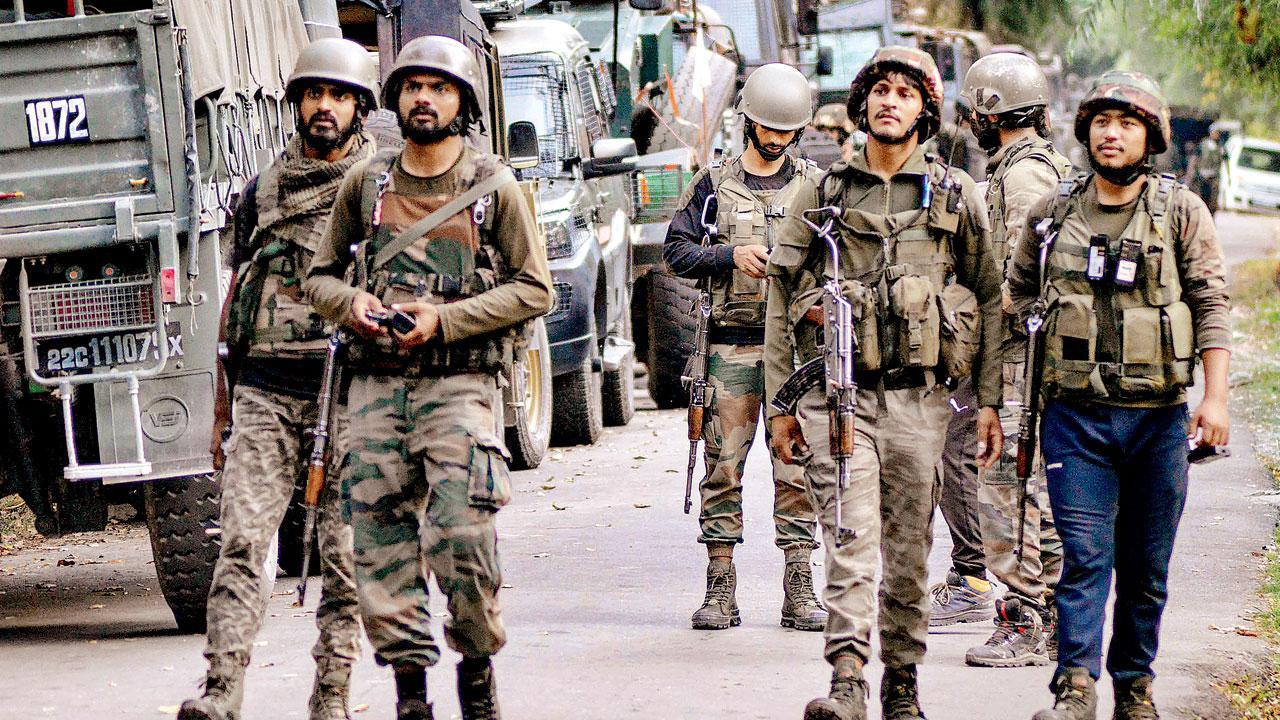 અનંતનાગ જિલ્લામાં ગઈ કાલે કોકેરનાગ એરિયામાં આતંકવાદીઓ સાથેની અથડામણ દરમ્યાન સુરક્ષા દળોના જવાનો.