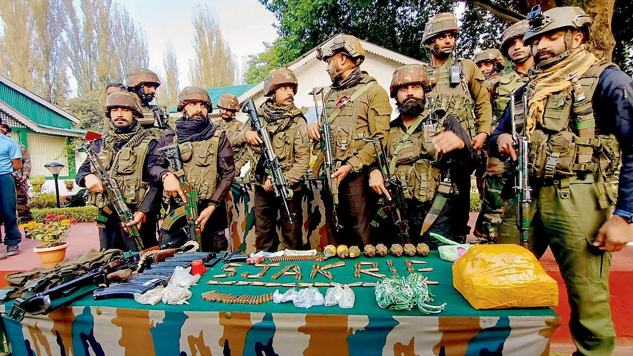 જમ્મુ-કાશ્મીરના ઉરી સેક્ટરમાં ગઈ કાલે ઠાર મરાયેલા આતંકવાદીઓ પાસેથી રિકવર કરવામાં આવેલાં હથિયારો અને વિસ્ફોટક સામગ્રી રજૂ કરી રહેલા બ્રિગેડિયર પી.એમ.એસ. ઢિલ્લન અને આર્મીના અન્ય અધિકારીઓ