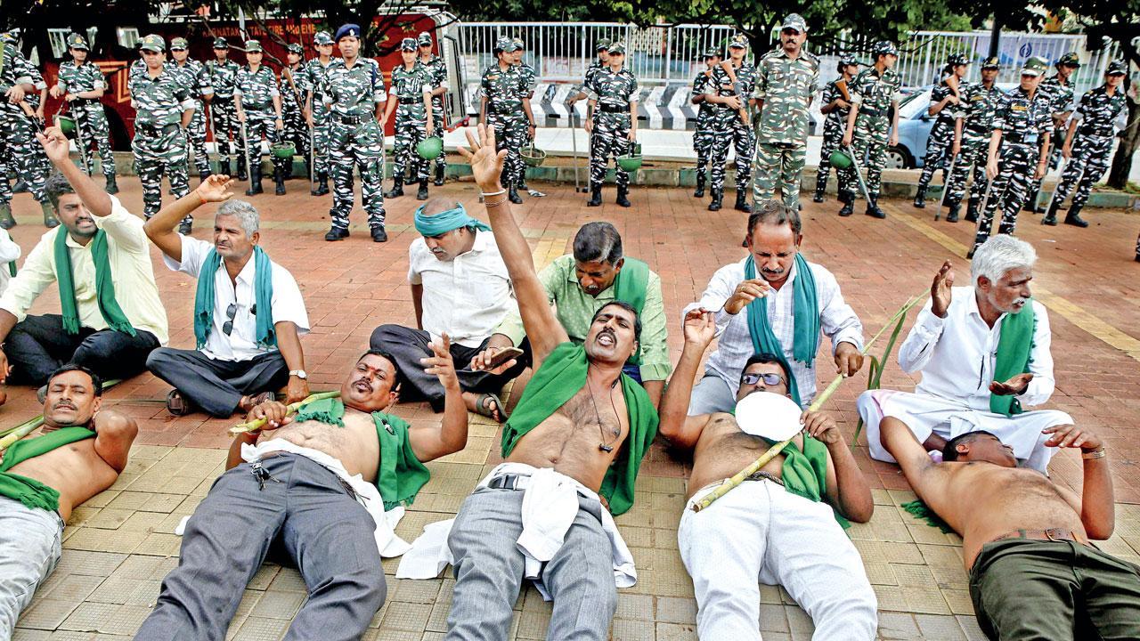 તામિલનાડુને પાણી આપવા સામે બૅન્ગલોરમાં વિરોધ-પ્રદર્શન કરી રહેલા ખેડૂતો