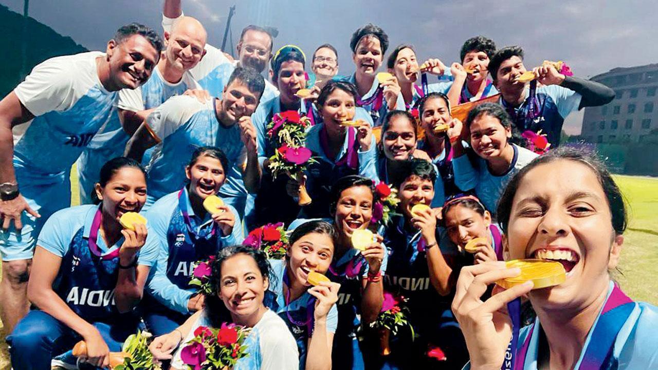 ફાઇનલમાં જીત બાદ ગોલ્ડ મેડલ દેખાડતી ભારતીય મહિલા ટીમ