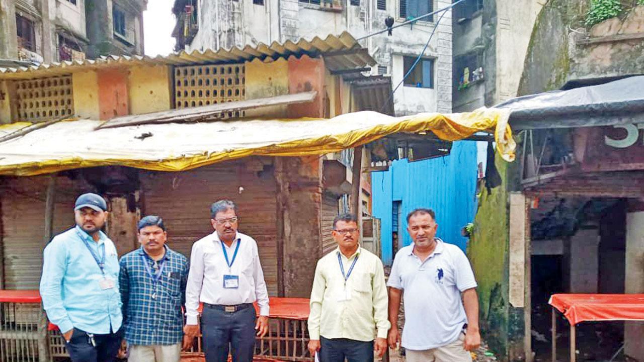 જૈનોના પર્યુષણ પર્વના પહેલા દિવસે રાજ્ય સરકારના આદેશનો અમલ કરીને ભિવંડીમાં માંસ-મટનની દુકાનો બંધ કરવા રોડ પર ઊતરેલા ભિવંડી મહાનગરપાલિકાના અધિકારીઓ