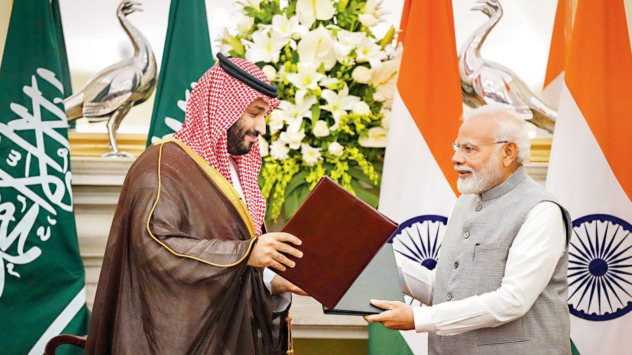 ભારતના વડા પ્રધાન મોદી અને સાઉદી અરેબિયાના ક્રાઉન પ્રિન્સ મોહમ્મદ બીન સલમાન વચ્ચે થયા કરારો પર હસ્તાક્ષર.