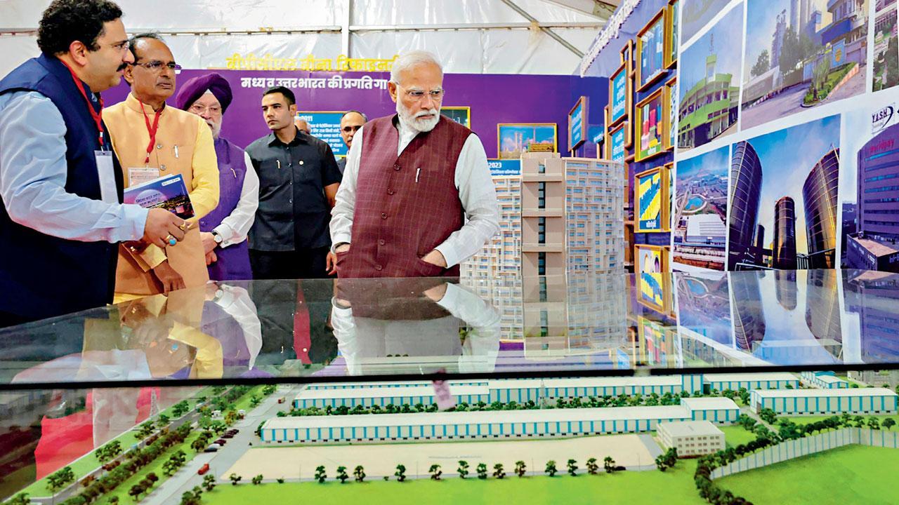 બિનામાં ગઈ કાલે બિના રિફાઇનરી ખાતે પેટ્રોકેમિકલ્સ કૉમ્પ્લેક્સના શિલાન્યાસ દરમ્યાન એક એક્ઝિબિશનની વિઝિટ કરી રહેલા પીએમ નરેન્દ્ર મોદી (તસવીર : પી.ટી.આઇ.)