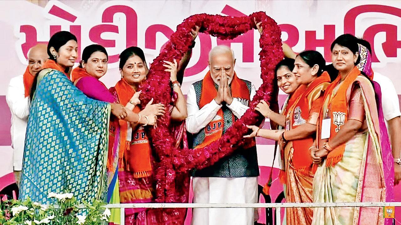 અમદાવાદ ઍરપોર્ટ પાસે આયોજિત સમારોહમાં અભિવાદન ઝીલતા વડા પ્રધાન