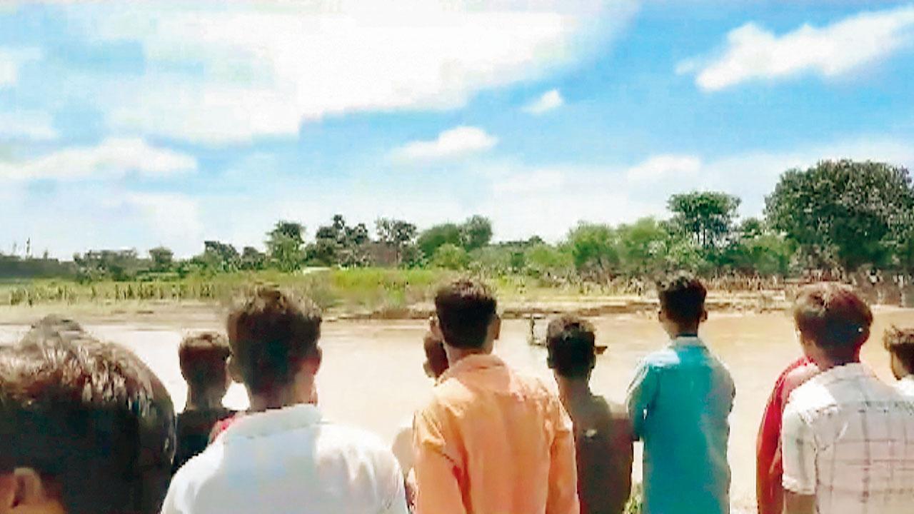 હોડી નદીમાં ઊંધી વળી ગયા પછી કિનારે ભેગા થયેલા લોકો. હાડીમાંનાં ૧૦ બાળકો ગુમ હોવાના અહેવાલ છે