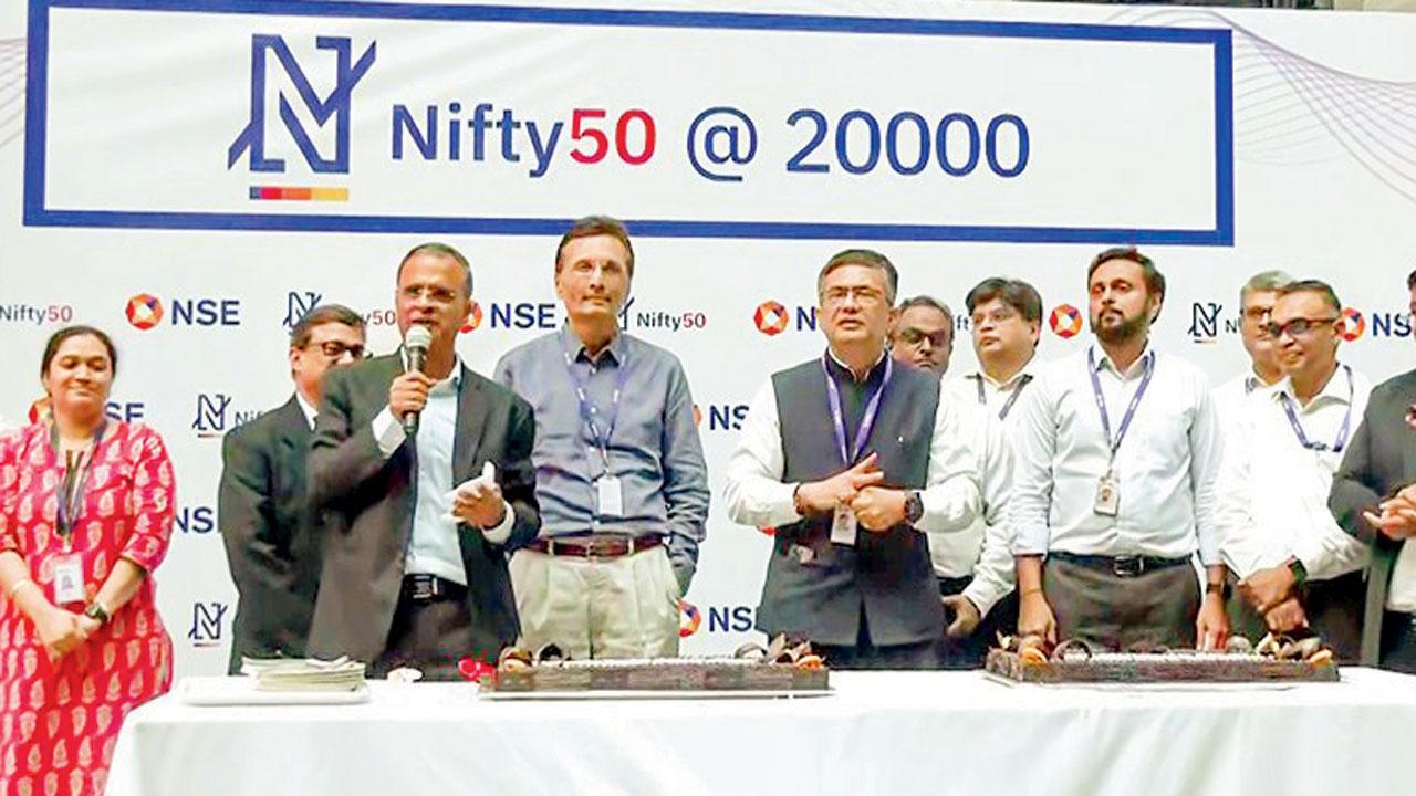 નૅશનલ સ્ટૉક એક્સચેન્જના નિફ્ટી-50 ઇન્ડેક્સે ૨૦,૦૦૦ની સપાટી વટાવી એની ઉજવણી એનએસઈમાં કરવામાં આવી હતી, જેમાં એનએસઈના એમડી આશિષકુમાર ચૌહાણ સહિત મુખ્ય અધિકારીઓ ઉપસ્થિત રહ્યા હતા.