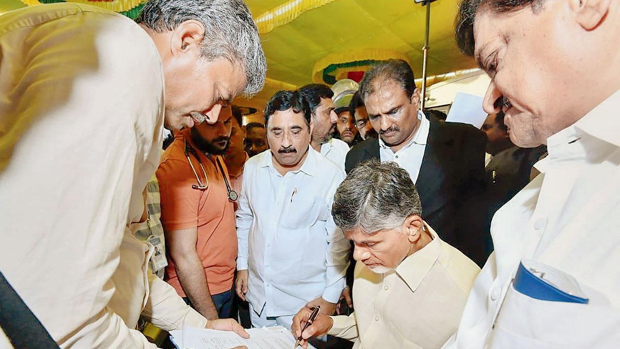 નંદયાલા ટાઉનમાં ગઈ કાલે ભ્રષ્ટાચારના એક કેસમાં તેલુગુ દેસમ પાર્ટીના ચીફ એન. ચન્દ્રબાબુ નાયડુની ધરપકડ કરી રહેલી સીઆઇડીની ટીમ