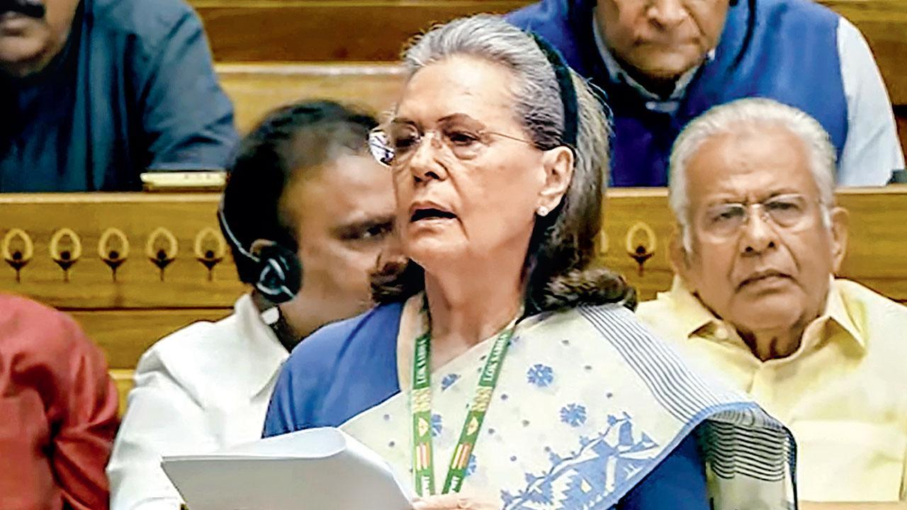 નવી દિલ્હીમાં સંસદના સ્પેશ્યલ સેશન દરમ્યાન ગઈ કાલે લોકસભામાં ચર્ચા દરમ્યાન કૉન્ગ્રેસનાં એમપી સોનિયા ગાંધી (તસવીર : પી.ટી.આઇ.)