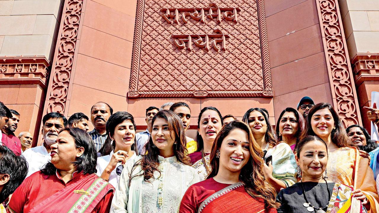 નવી દિલ્હીમાં ગઈ કાલે સંસદના સ્પેશ્યલ સેશન દરમ્યાન ઍક્ટર્સ તમન્ના ભાટિયા, દિવ્યા દત્તા, ખુશ્બૂ સુંદર, કીર્તિ કુલ્હરી, હરનાઝ કૌર સંધુ અને અન્ય હસ્તીઓ (તસવીર : પી.ટી.આઇ.)