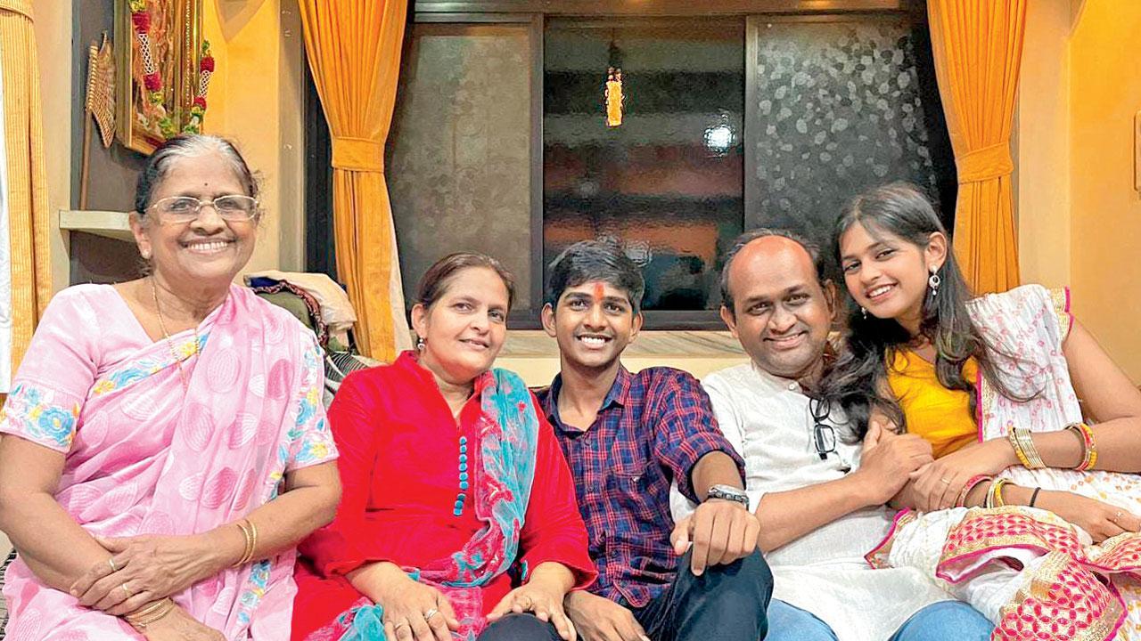 રોહામાં રહેતો જિનિલ ગુજર (ડાબેથી ત્રીજો) પોતાના પરિવાર સાથે.