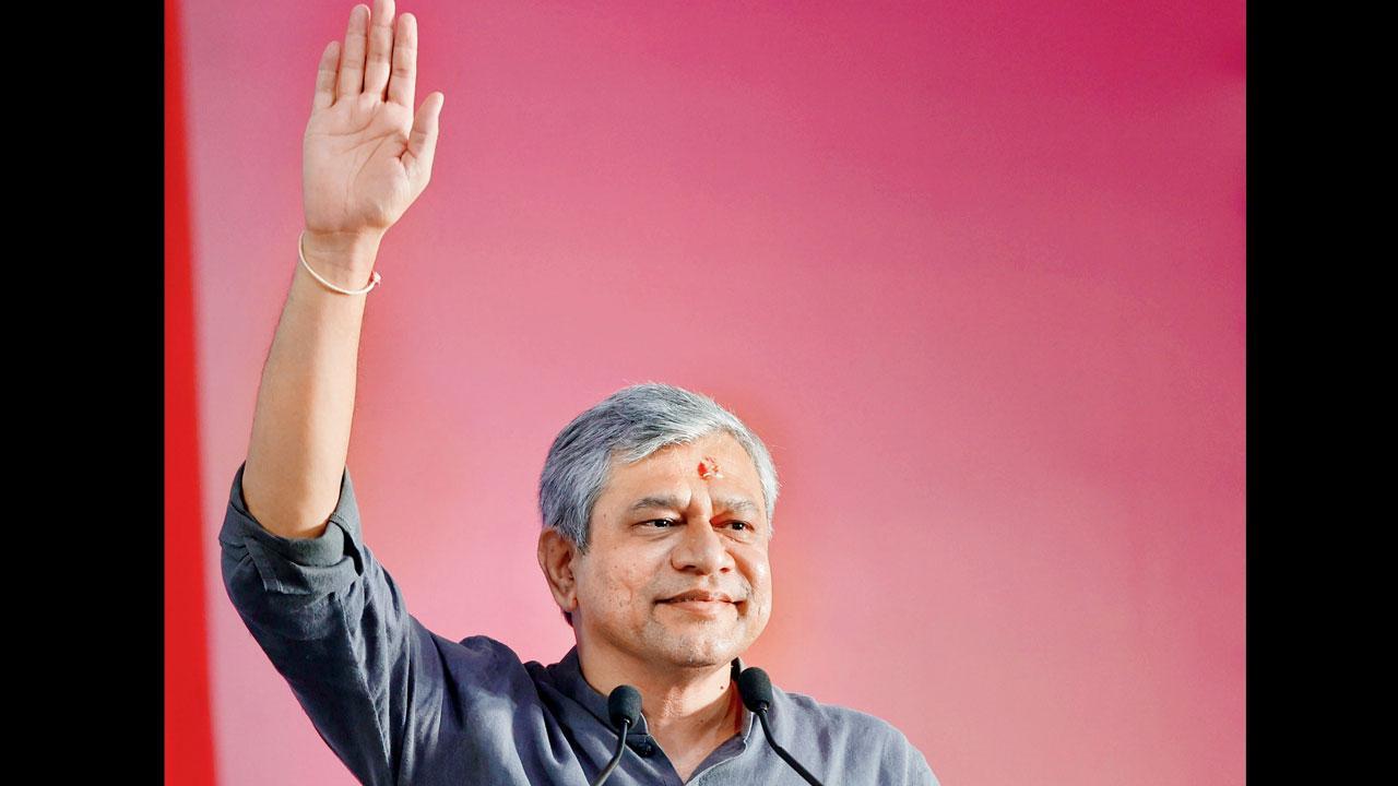 ગુજરાતના સાણંદમાં ગઈ કાલે માઇક્રોન ટેક્નૉલૉજી ખાતે ભૂમિપૂજન દરમ્યાન કેન્દ્રીય પ્રધાન અશ્વિની વૈષ્ણવ (તસવીર : પી.ટી.આઇ)