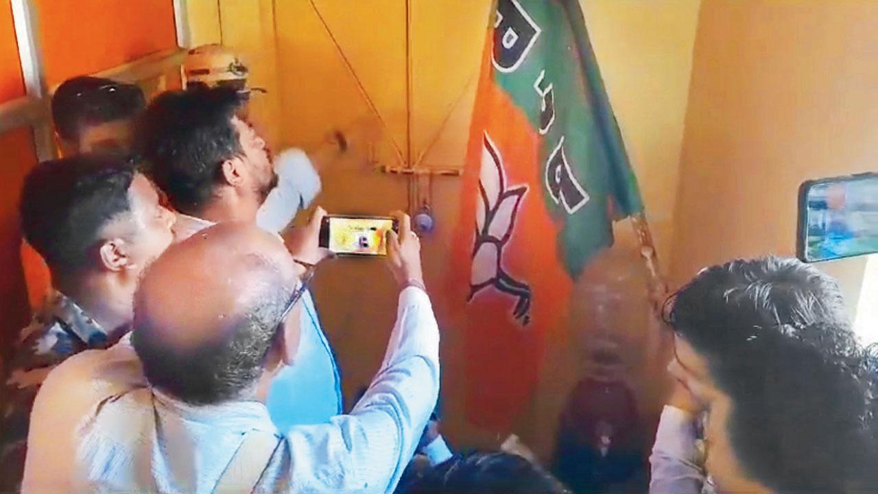 કેન્દ્રીય પ્રધાન સુભાષ સરકારને કેદ કરનારા બીજેપીના કાર્યકરો