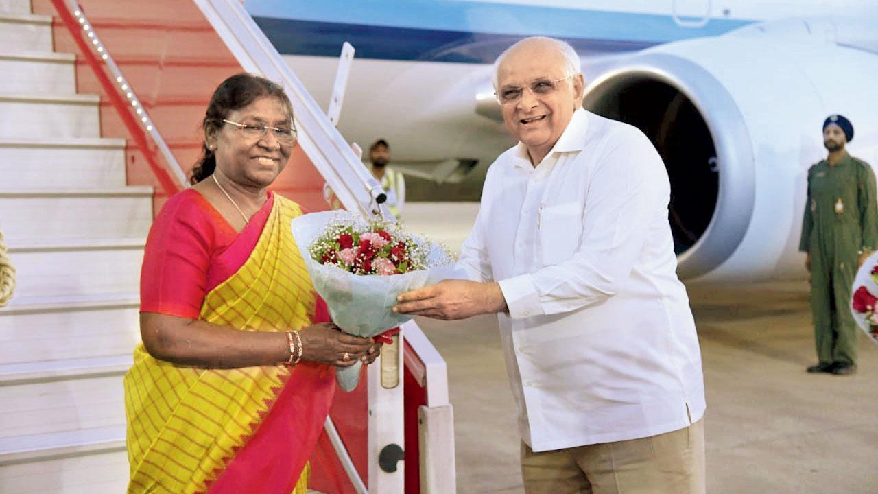 ગઈ કાલે સાંજે રાષ્ટ્રપતિ દ્રૌપદી મુર્મુ ગુજરાતની બે દિવસની મુલાકાત માટે અમદાવાદ આવી પહોંચ્યાં હતાં, જ્યાં ગુજરાતના મુખ્ય પ્રધાન ભૂપેન્દ્ર પટેલે તેમનું સ્વાગત કર્યું હતું.