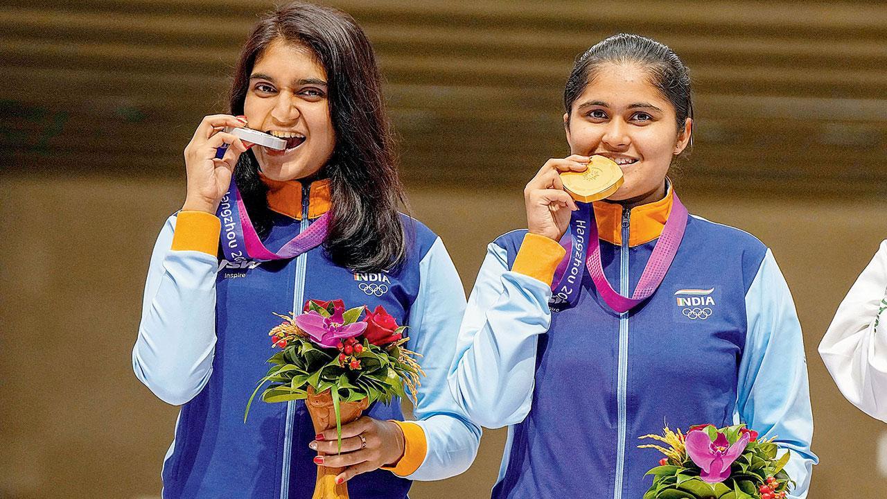 ગોલ્ડન ગર્લ પલક ગુલિયા (જમણે) અને સિલ્વર વિનર ઇશા સિંહ.