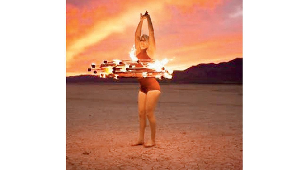 ૮ સળગતી હુલાહૂપ ફરાવીને તોડ્યો વર્લ્ડ રેકૉર્ડ