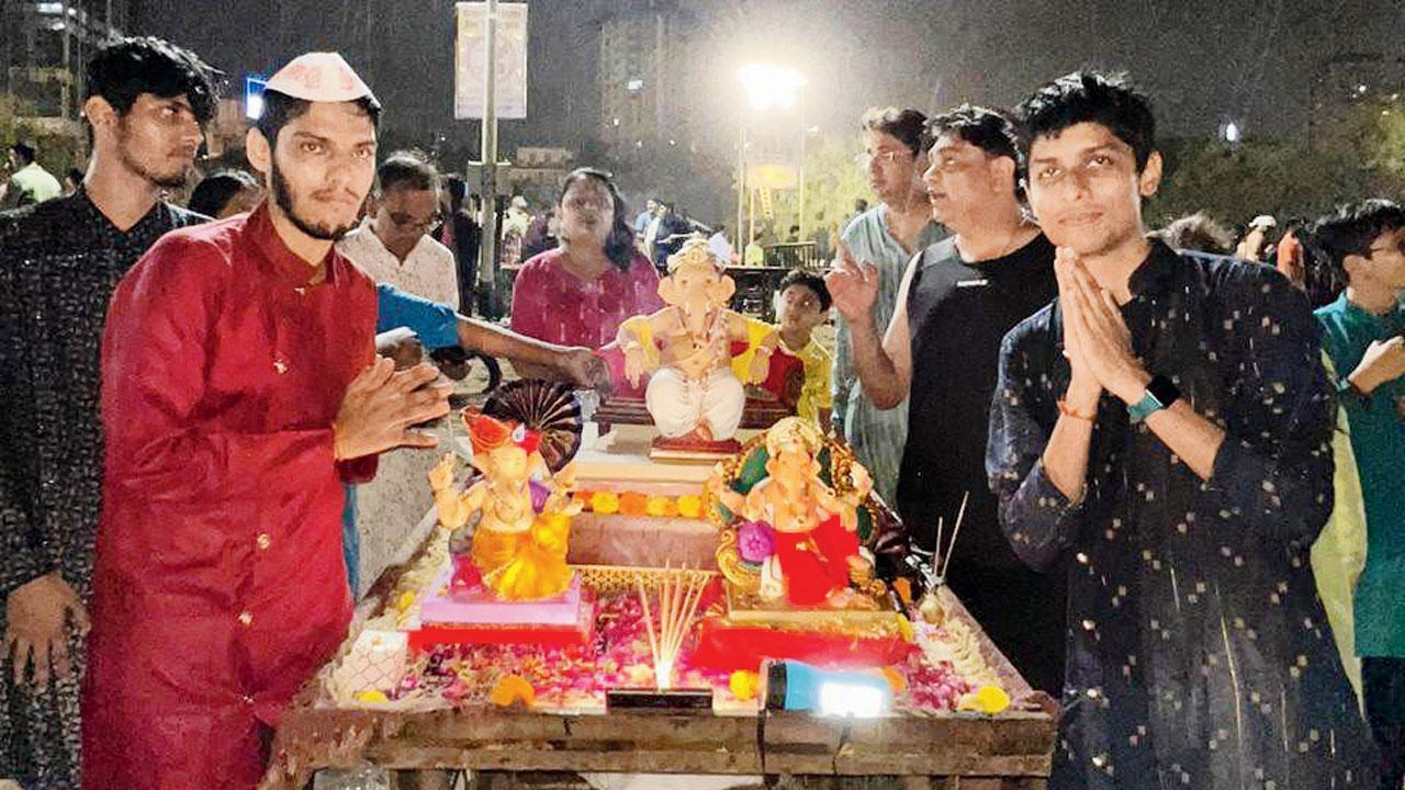 બાપ્પાના વિસર્જન વખતે દિવ્ય ફોફાણી (જમણે) અને માનવ ઠક્કર