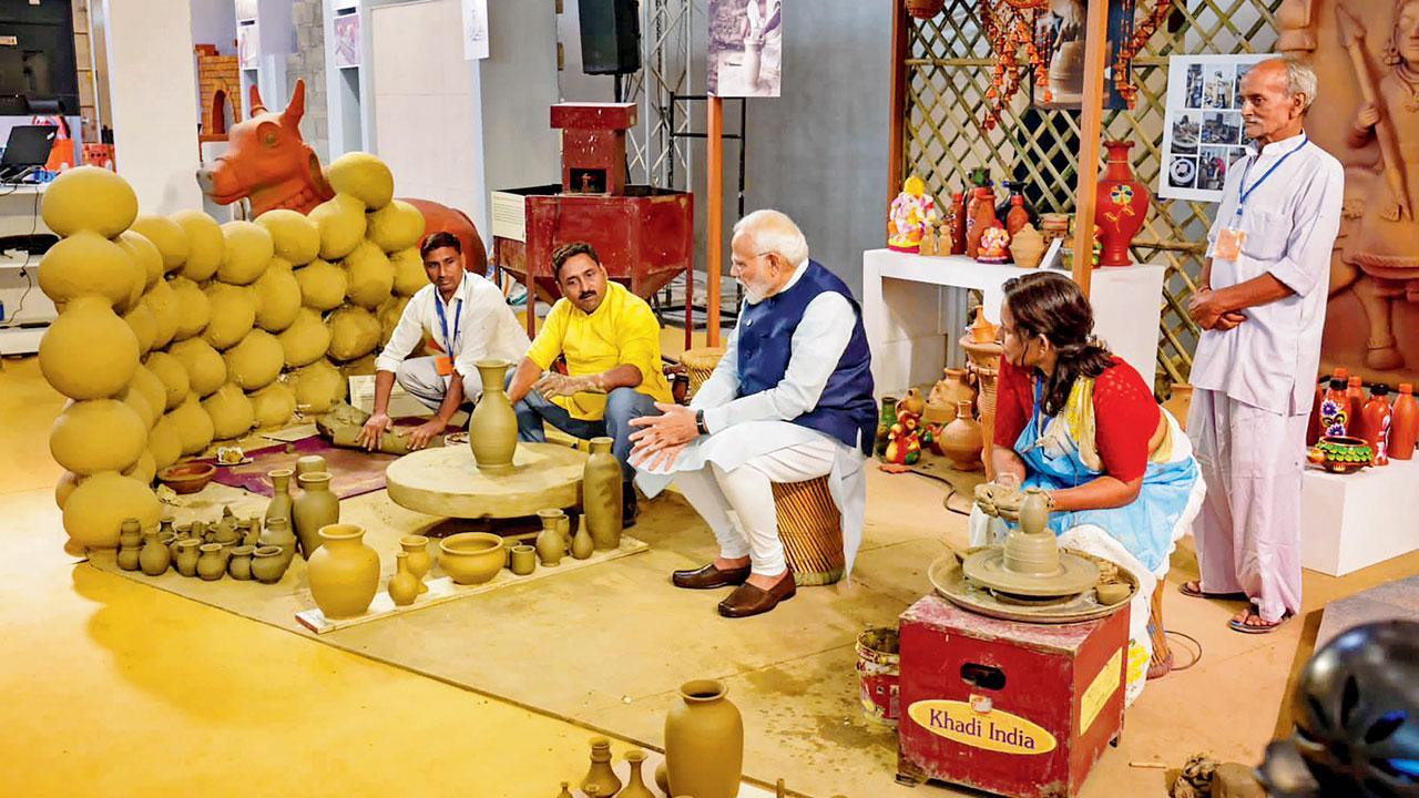 નવી દિલ્હીમાં ગઈ કાલે ઇન્ડિયા ઇન્ટરનૅશનલ કન્વેન્શન ઍન્ડ એક્સ્પો સેન્ટરના ઉદ્ઘાટન દરમ્યાન એક એક્ઝિબિશનની વિઝિટ લઈ રહેલા પીએમ નરેન્દ્ર મોદી (તસવીર : પી.ટી.આઇ.)