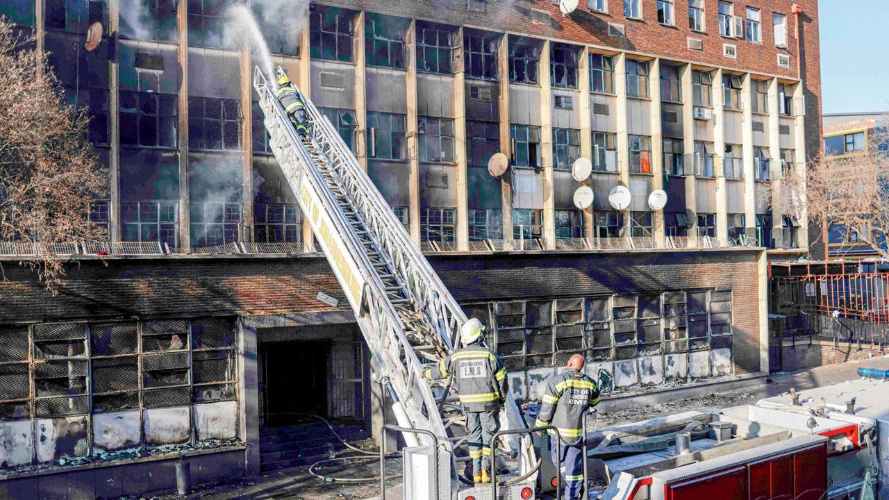 જોહનિસબર્ગમાં બિલ્ડિંગમાં લાગેલી આગને બુઝાવી રહેલા ફાયર ફાઇટર્સ