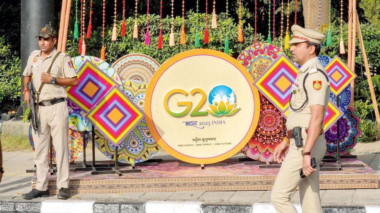 નવી દિલ્હીમાં ગઈ કાલે G20 સમિટ પહેલાં રાજઘાટની બહાર તહેનાત પોલીસ (તસવીર : પી.ટી.આઇ.)