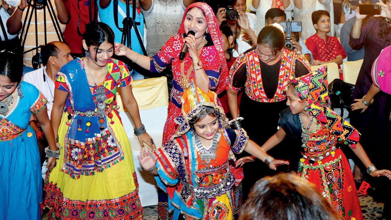 ગઈ કાલે રાખવામાં આવેલી પ્રેસ-કૉન્ફરન્સમાં ગીતા રબારીએ લોકોને ગરબે ઘુમાવ્યા હતા (તસવીર : અનુરાગ અહિરે)