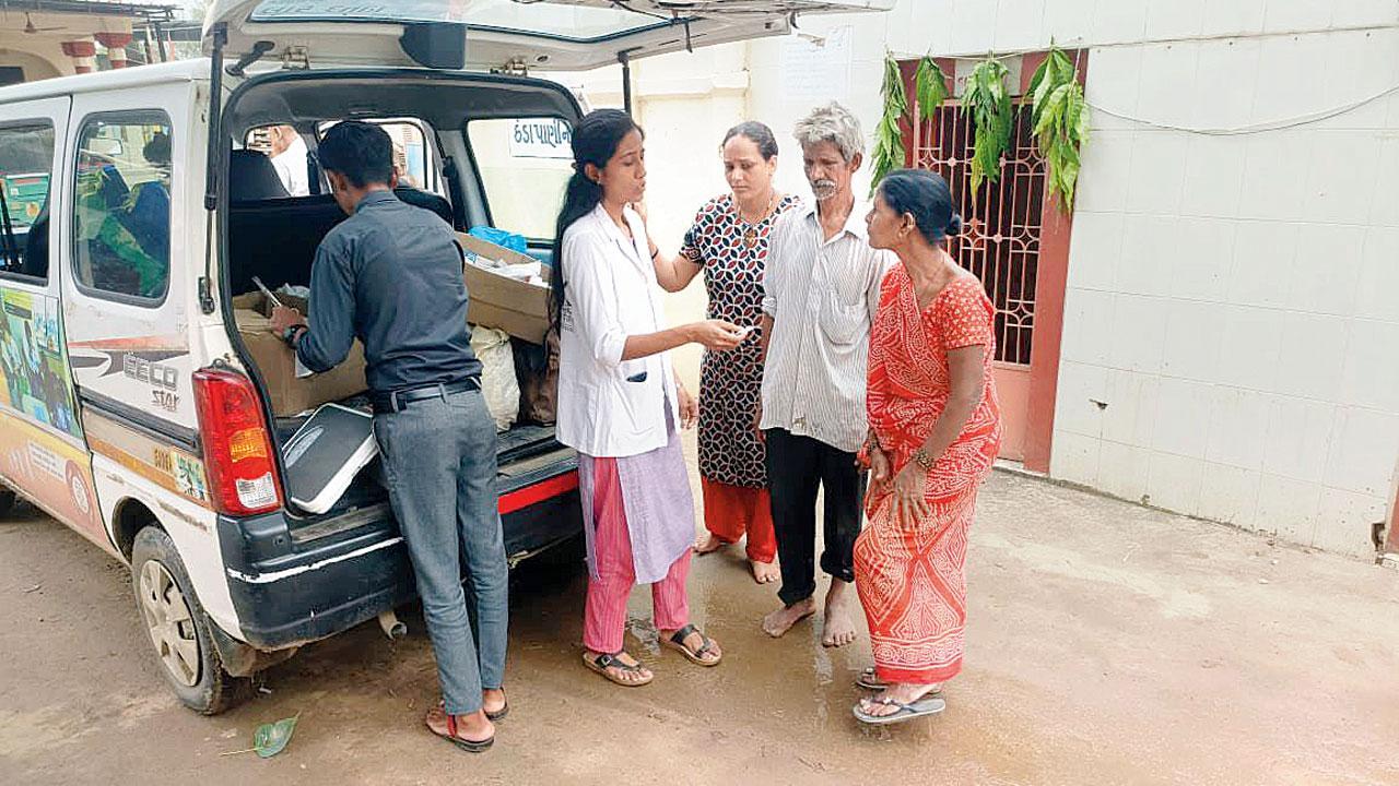 પૂર અને વરસાદથી અસરગ્રસ્ત ગામોમાં આરોગ્ય ટીમોએ જઈને હેલ્થ ચેકિંગ કામગીરી હાથ ધરી હતી.