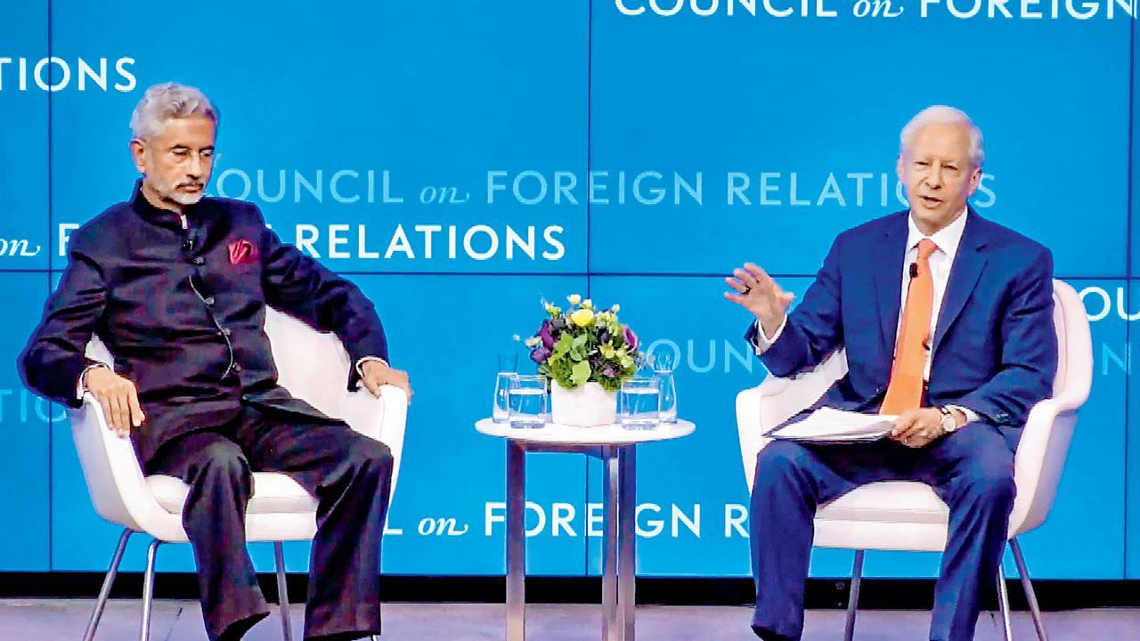 ન્યુ યૉર્કમાં મંગળવારે વિદેશો સાથેના સંબંધો પર પરિષદ દરમ્યાન રાજદૂત કૅનેથ આઇ. જસ્ટરની સાથે વિદેશપ્રધાન એસ. જયશંકર (તસવીર : પી.ટી.આઇ.)