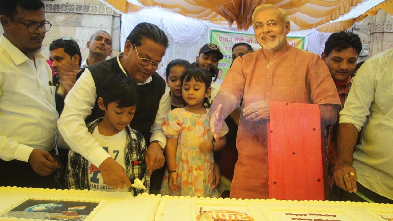 અમદાવાદના જમાલપુર દરવાજા ખાતે ગઈ કાલે વડા પ્રધાન નરેન્દ્ર મોદીના જન્મદિવસ નિમિત્તે ૭૩ કિલોની કેક કાપીને ભવ્ય ઉજવણી કરવામાં આવી હતી (તસવીર : જનક પટેલ)