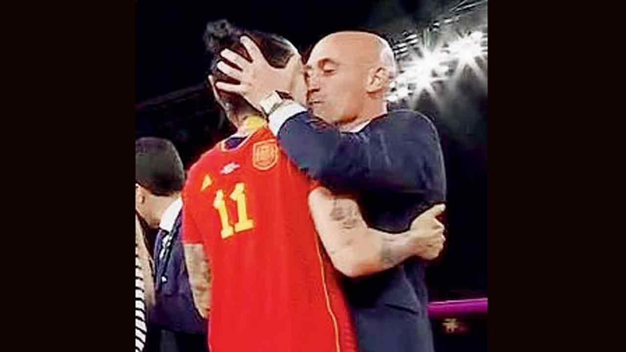 લિપ કિસ કરનાર સ્પૅનિશ સૉકર ફેડરેશનના ભૂતપૂર્વ ચીફ લુઇસ રુબિયાલ્સ