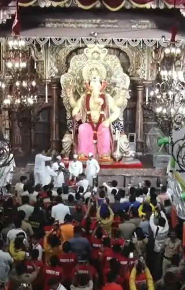 પહેલા જ દિવસે લાલબાગમાં ભક્તોની પડાપડી!