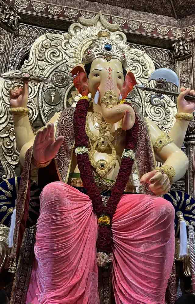 લાલબાગચા રાજા સાર્વજનિક ગણેશોત્સવ મંડળે 15 સપ્ટેમ્બરે આ વર્ષના લાલબાગ ચા રાજાના પ્રથમ દર્શન સૌને કરાવ્યા હતા.