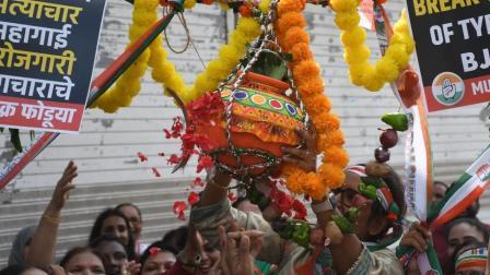 વર્ષા ગાયકવાડ બુધવારે કૉંગ્રેસ પાર્ટીના કાર્યકરો સાથે. તસવીરો: આશિષ રાજે