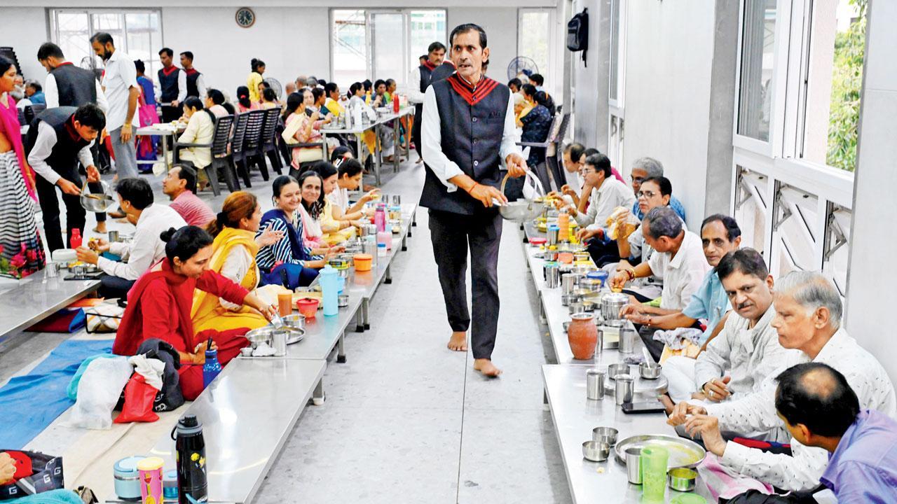 માટુંગા સંઘમાં બિયાસણું કરી રહેલા આરાધકો (તસવીર : જિતેન ગાંધી)